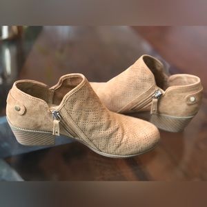 Dr. Scholl’s size 7, tan, Be Energized foam technology booties